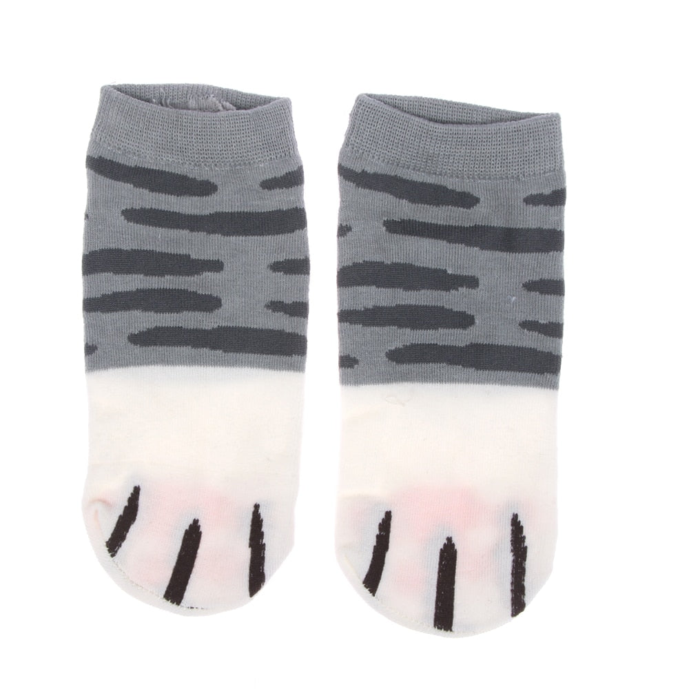 petite-chaussette-patte-d-animaux-tache-grise